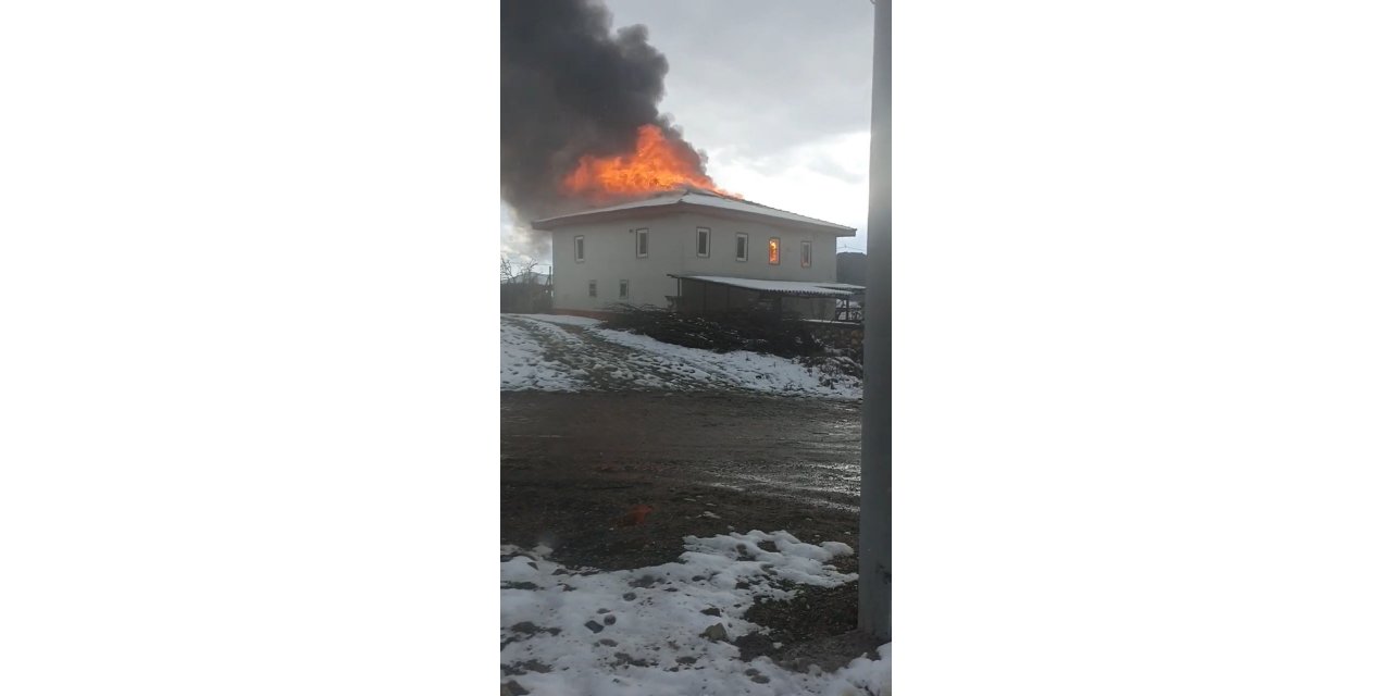 Bursa’da iki katlı ev, alev alev yandı