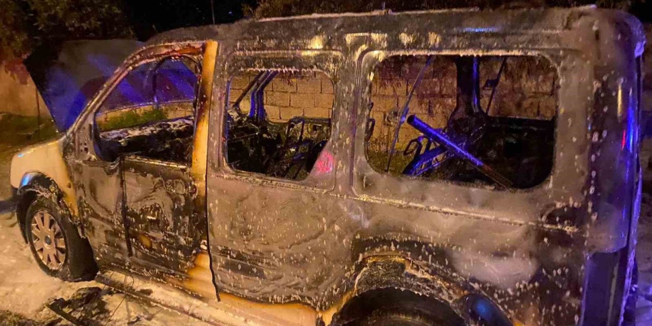 Yanan araç kullanılamaz hale geldi