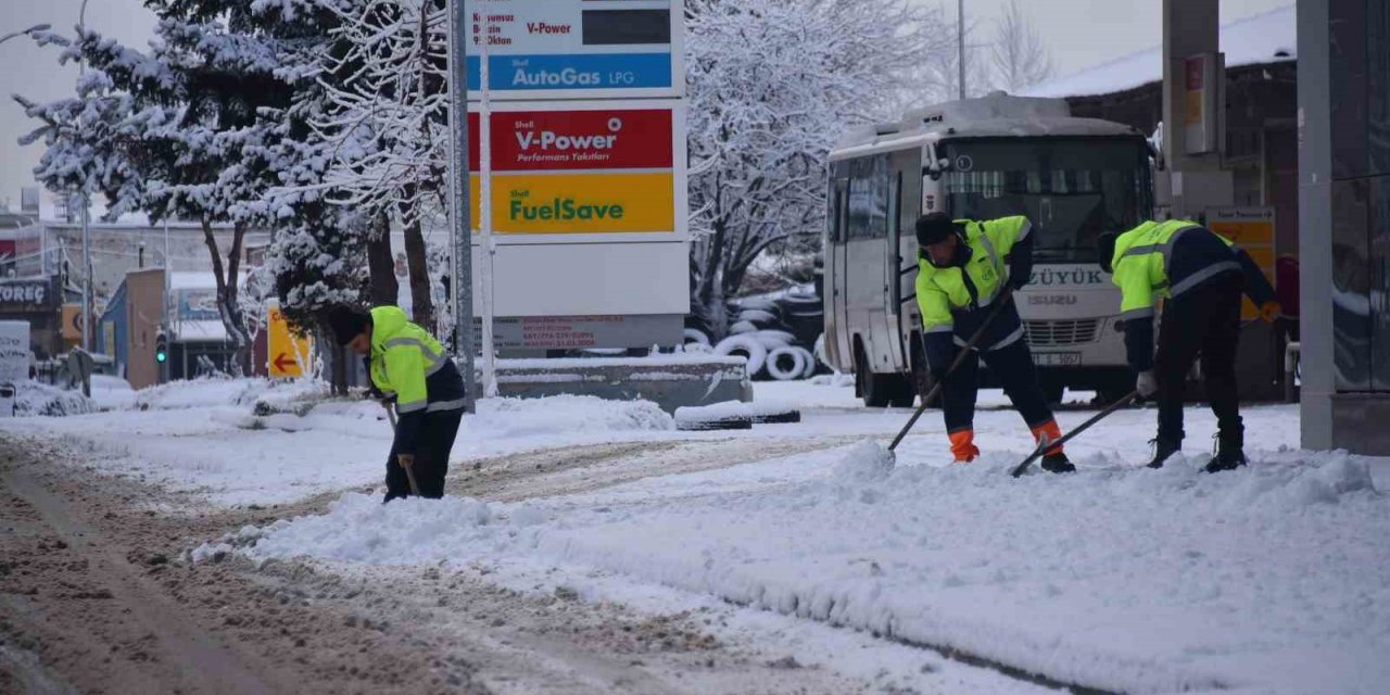 Bozüyük beyaza büründü, belediye ekiplerinin karla mücadelesi sürüyor