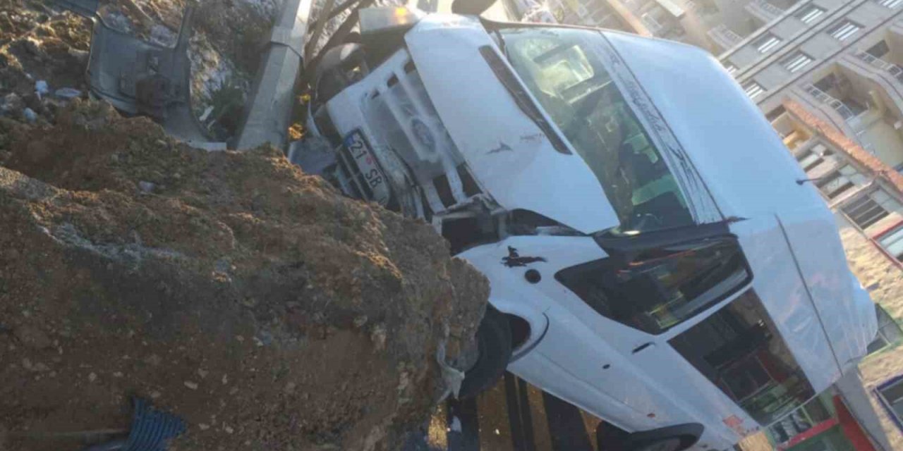 Buzlu yolda kontrolden çıkan minibüs aydınlatma direğine çarparak durdu: 4 yaralı