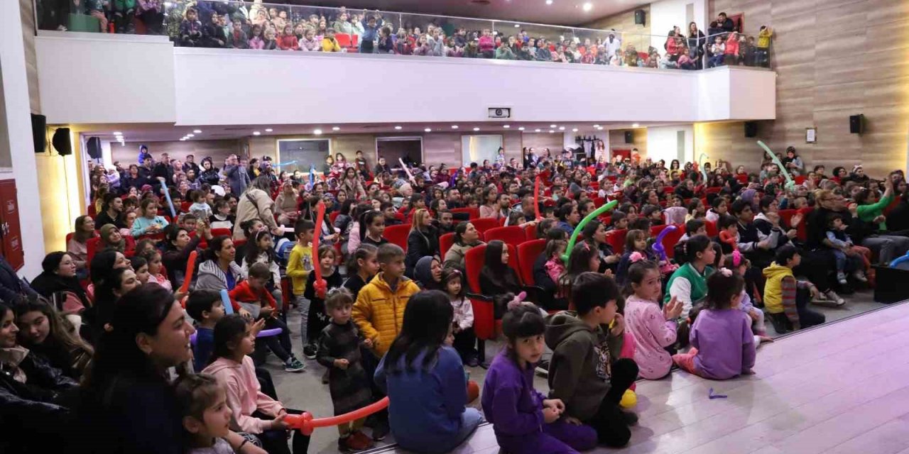 Alaşehirli çocukların mutlulukları gözlerine yansıdı