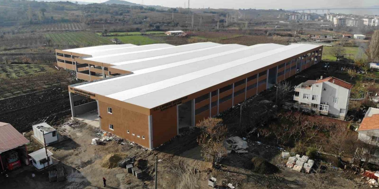 Lapseki’de kapalı pazaryerinin çevre düzenlemesi çalışmaları devam ediyor