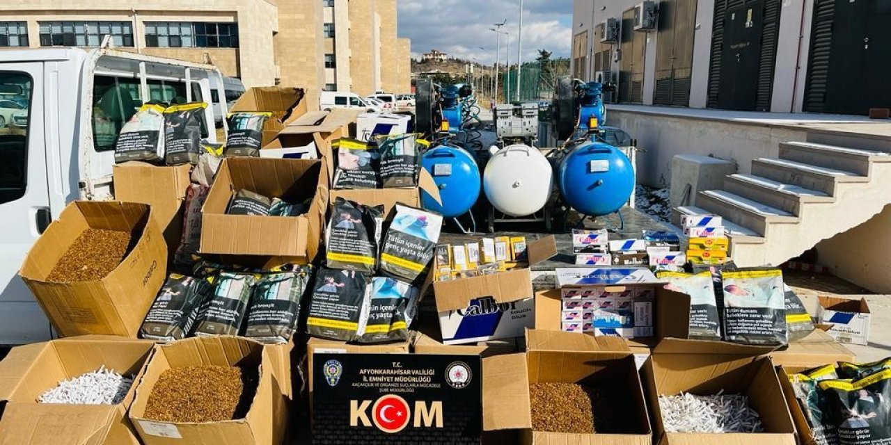 Polisten 2 işyeri ve 5 eve makaron baskını