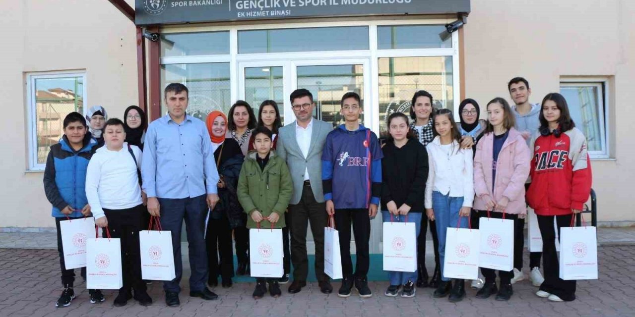 Kızlar attığını vurdu