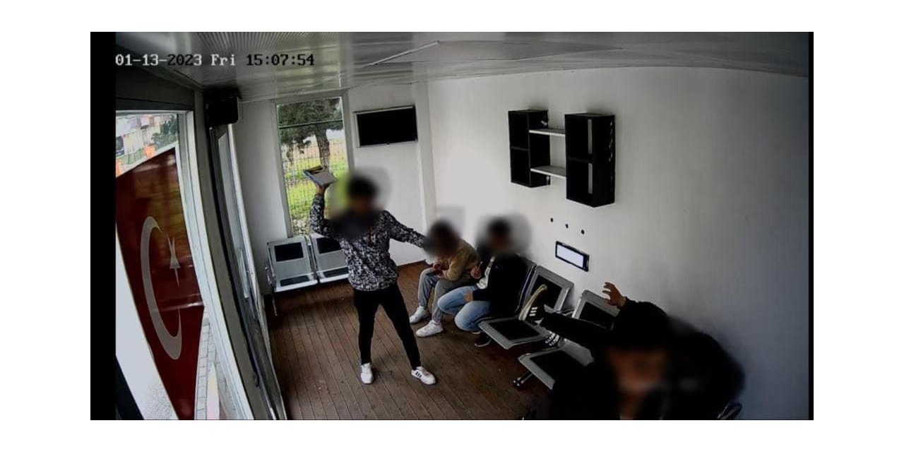 Bursa’da kapalı otobüs duraklarına çirkin saldırı