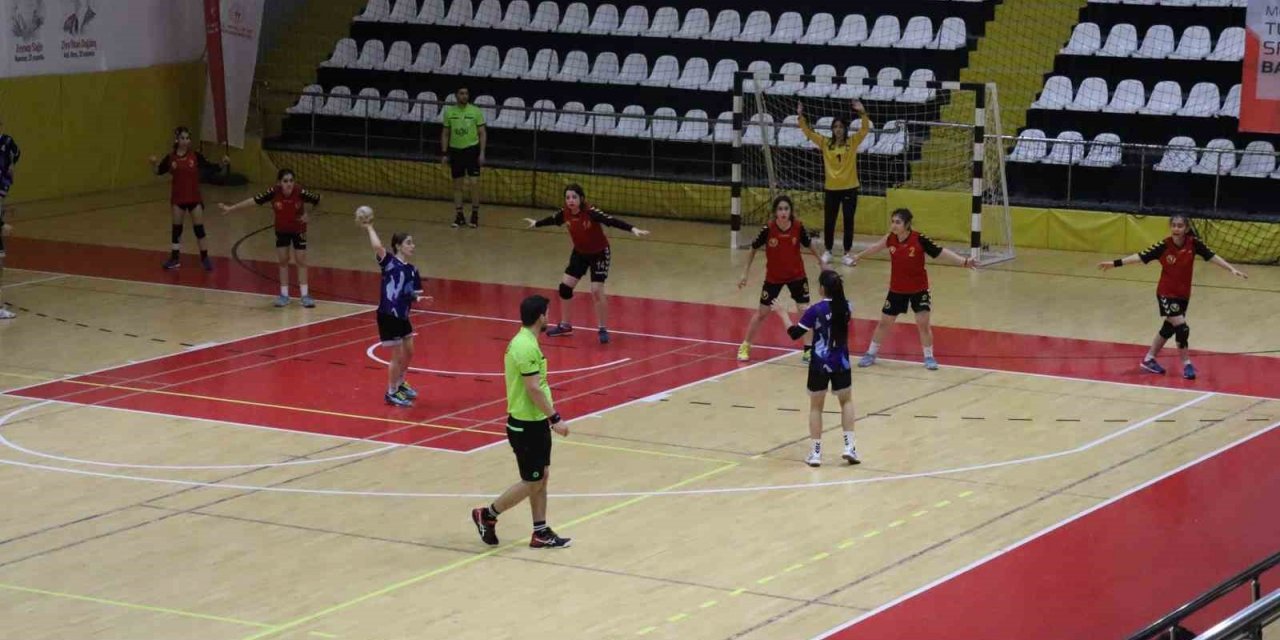 Elazığ’da küçük kızlar hentbol yarı finalleri tamamlandı