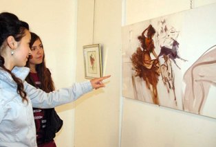 Öğrenci velisi, okulun kütüphanesini monte etti