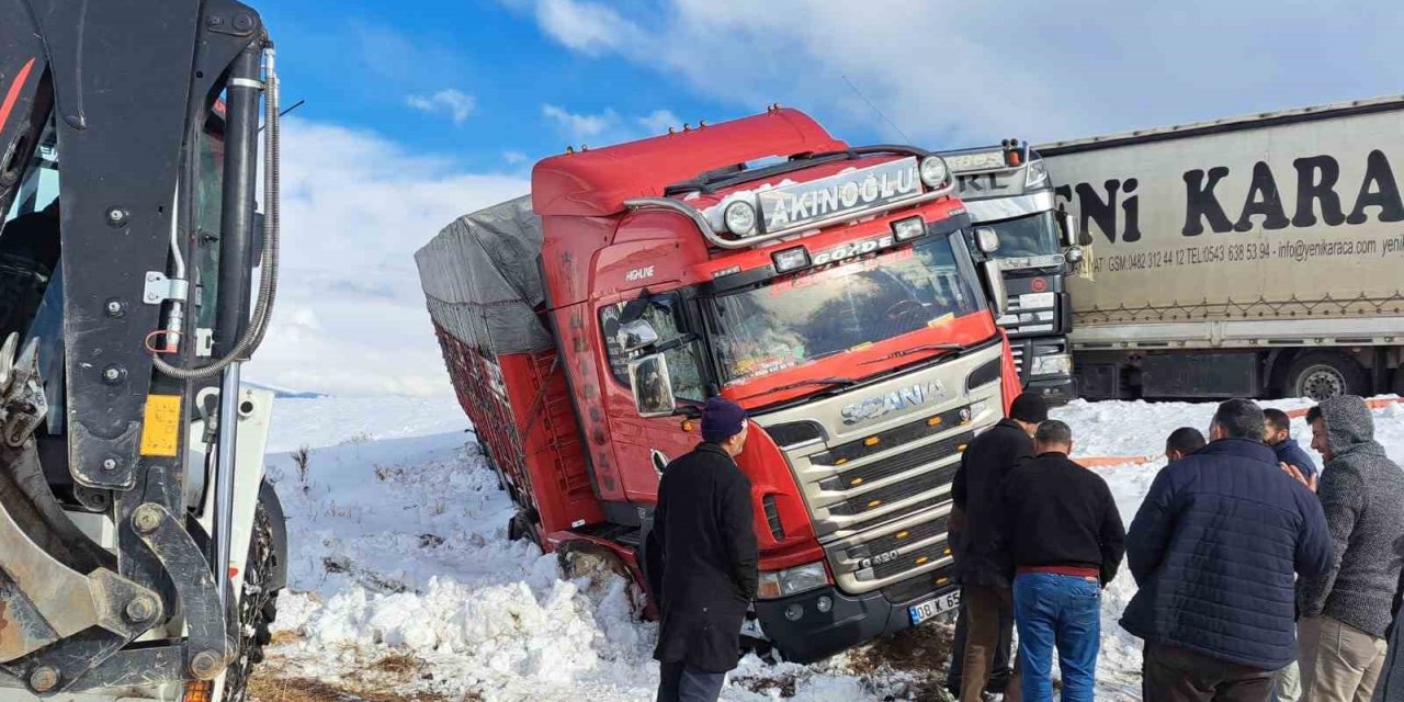 Kontrolden çıkan tır, kamyonla çarpıştı