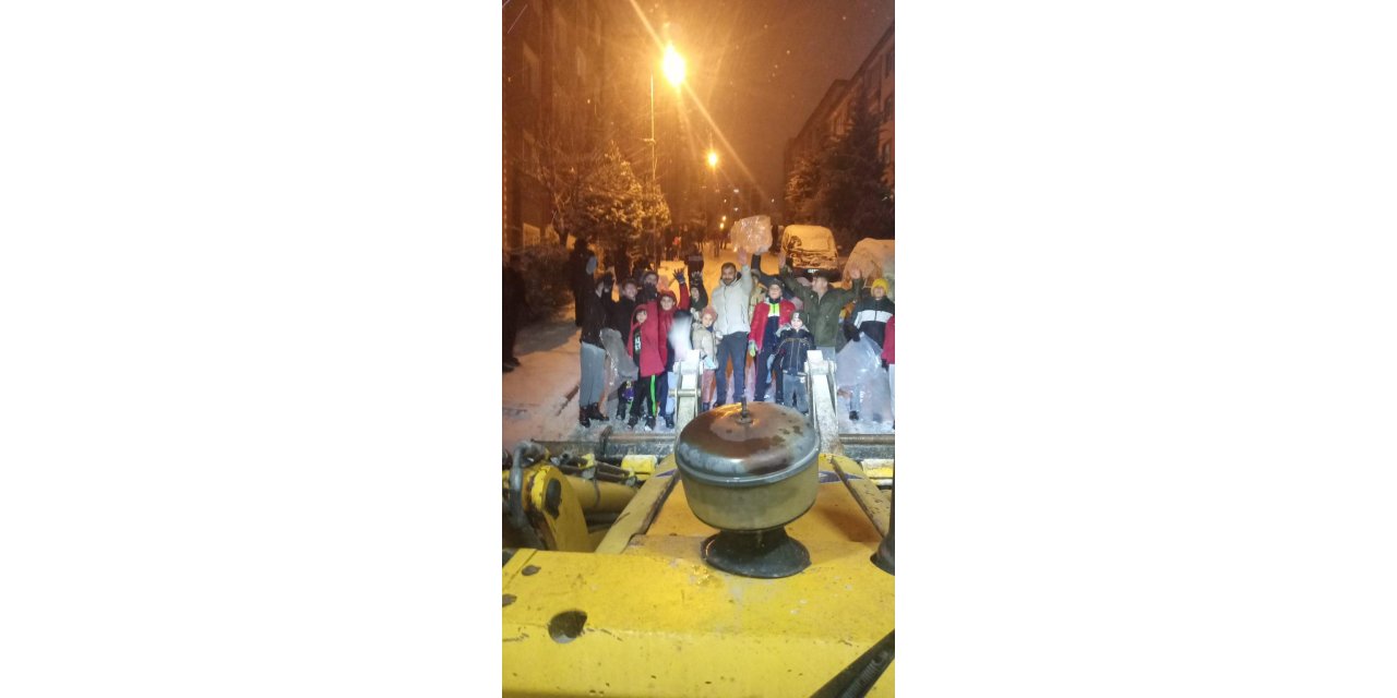 Pursaklar’da kar topu oynamak isteyen vatandaşlardan kar küreme aracına sevimli protesto