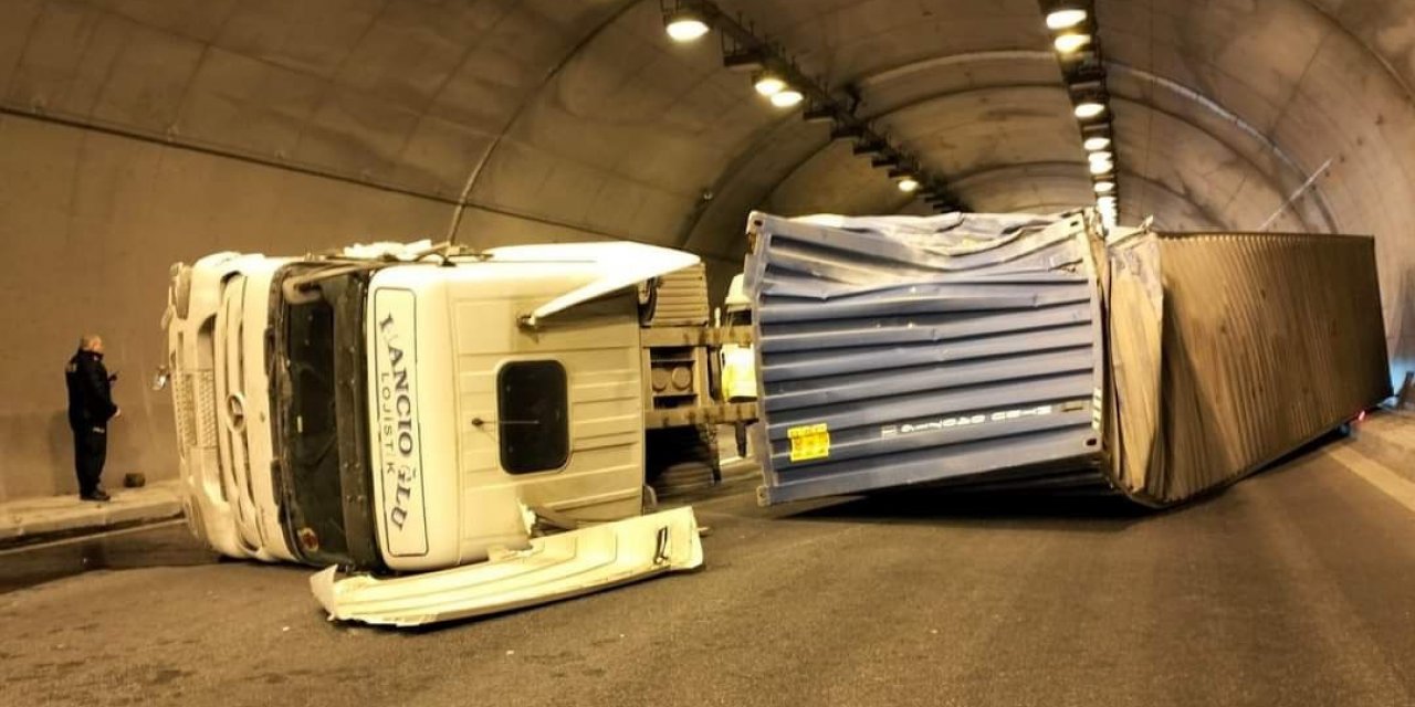 Niğde’de tünelde tır devrildi, otoyol trafiğe kapatıldı