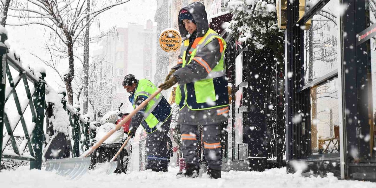 Tepebaşı’nda kar yağışına hızlı müdahale