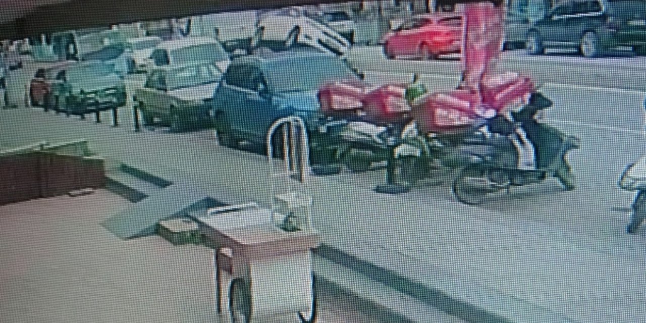 Kartal’da ilginç kaza: Kaza yapan otomobil iki teker üzerinde ilerledi