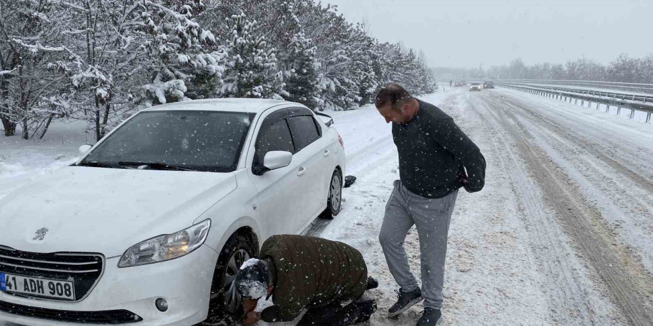 Çankırı’da yoğun kar yağışı: Onlarca araç yolda kaldı
