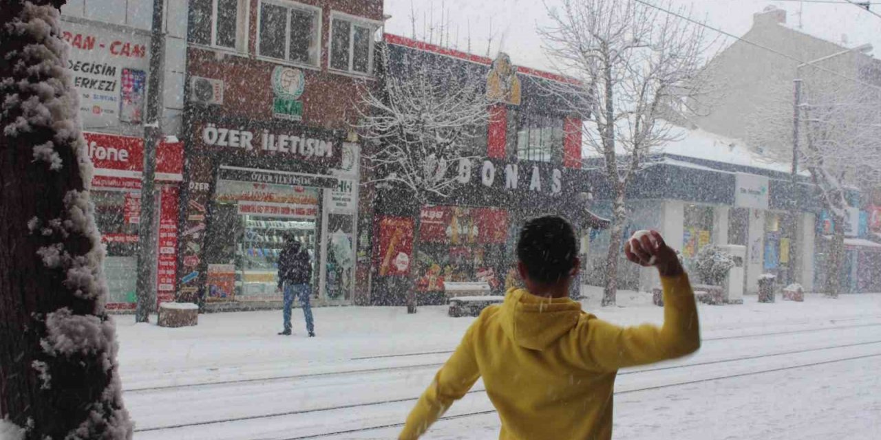 Eskişehir’de yılın ilk kartopu savaşı