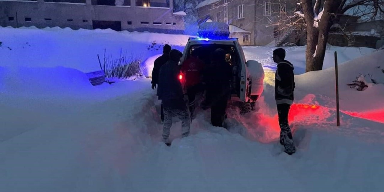 Nefes darlığı yaşayan hastaya paletli ambulans ulaştı