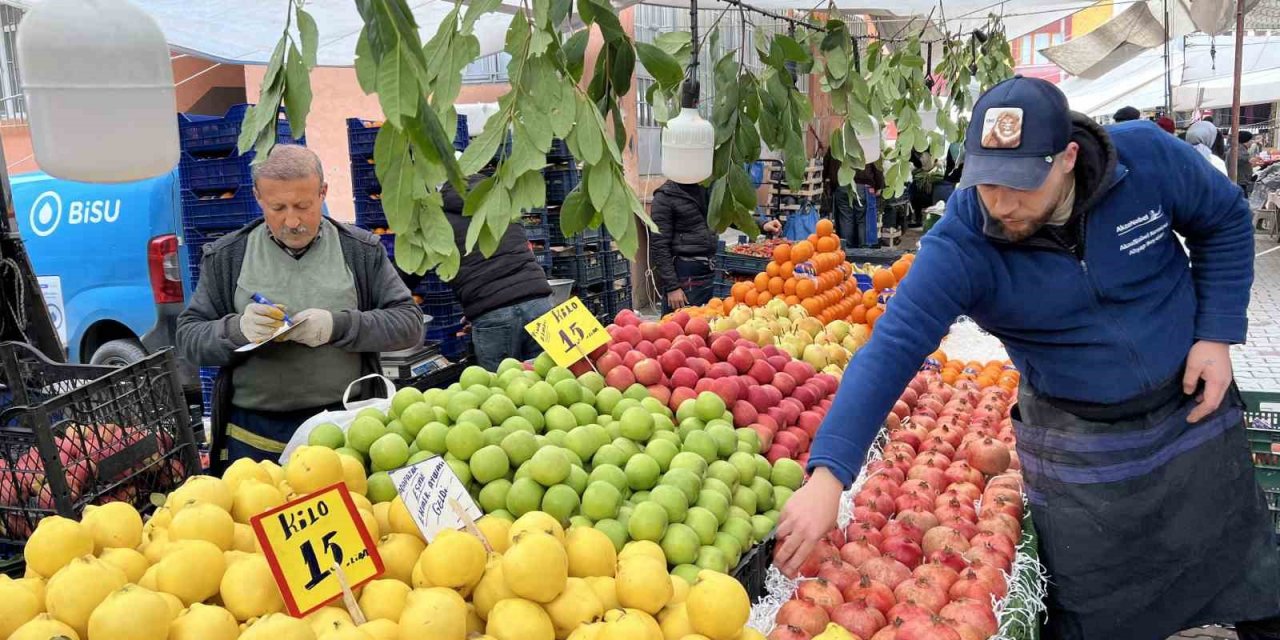Semt pazarlarında kış meyveleri bolluğu