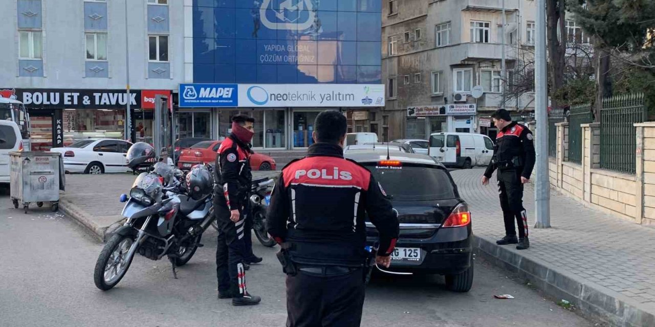 Polis uygulamasından kaçmaya çalışan araçtan silah çıktı