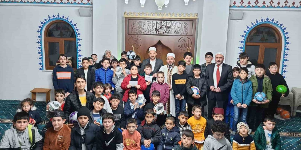 Sömestr tatilinde namaz kılan öğrencilere hediyeler dağıtıldı