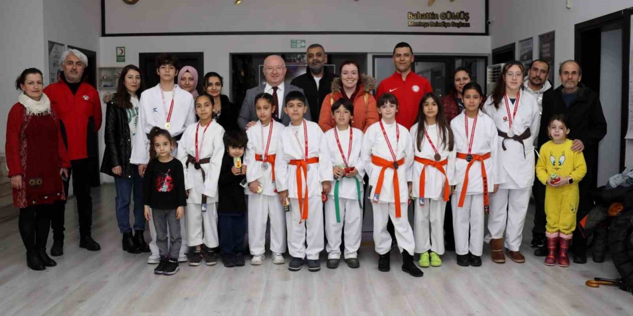 Şampiyon karateciler Başkan Gümüş’ü ziyaret etti