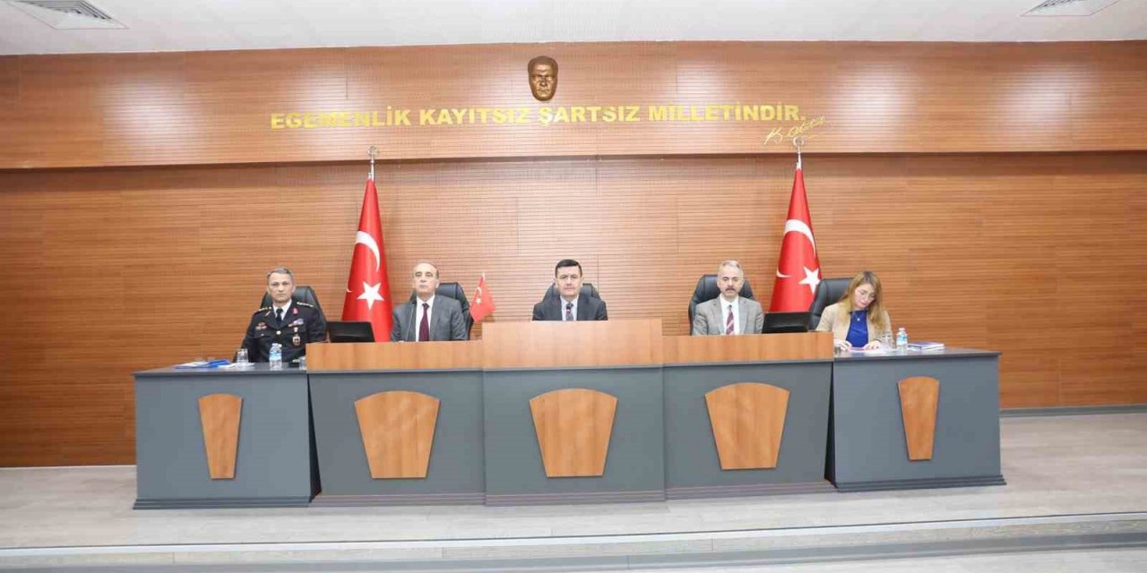 Burdur’da trafik tedbirleri ile genel emniyete ve asayişe ilişkin tedbirler toplantısı yapıldı