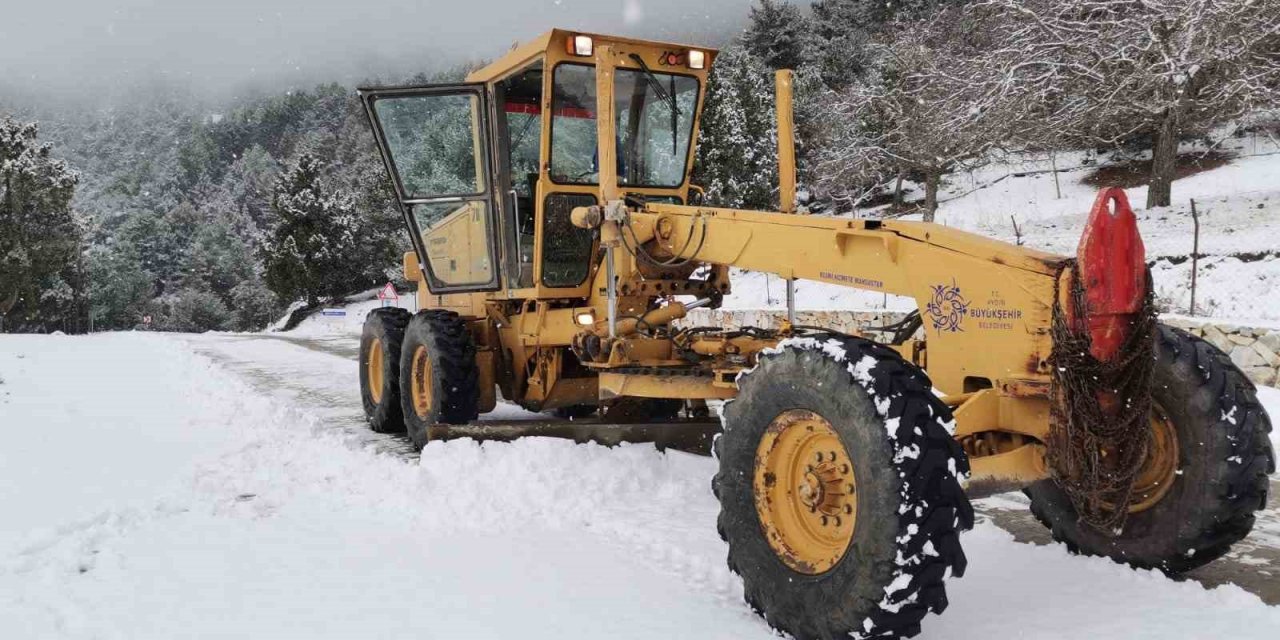 Aydın Büyükşehir Belediyesi ekipleri karla mücadele çalışmalarını sürdürüyor