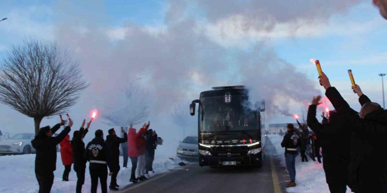 Beşiktaş’a Sivas’ta meşaleli karşılama