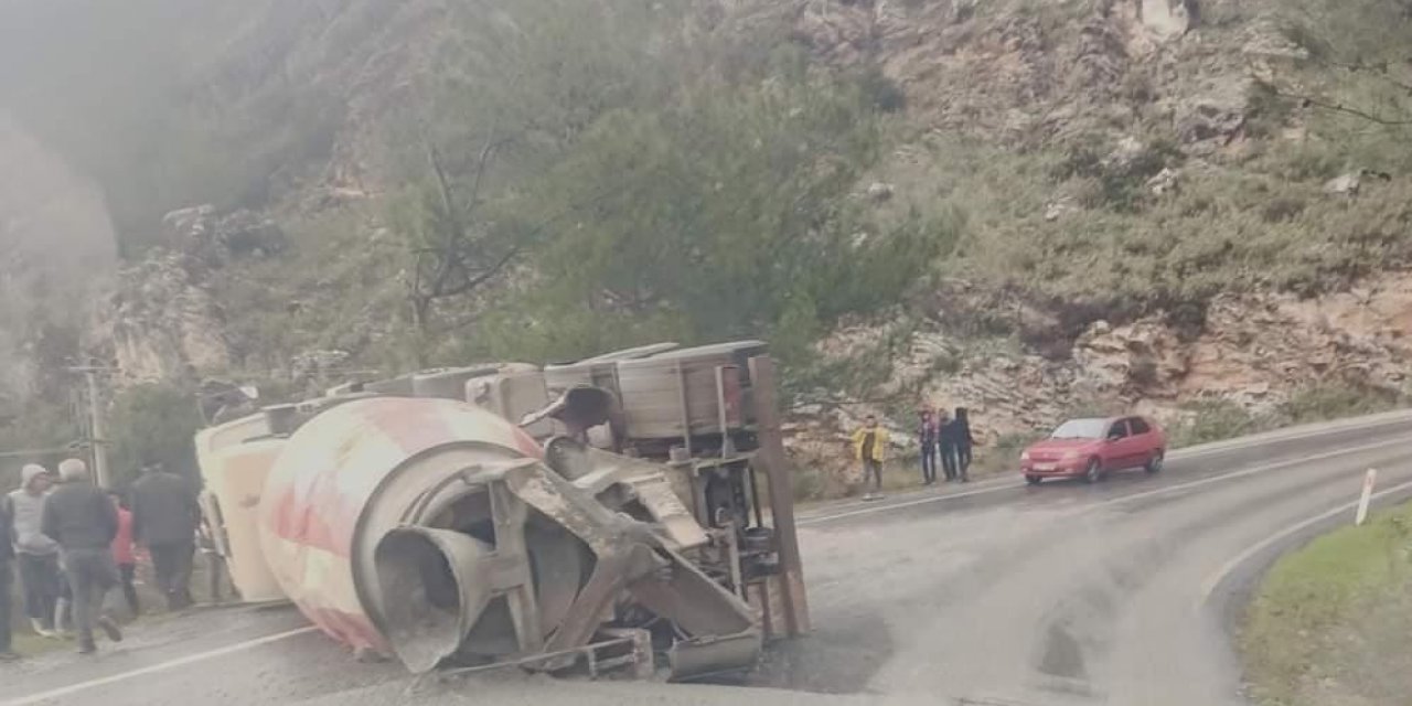 Yağıştan kayganlaşan yolda beton mikseri devrildi: 1 yaralı