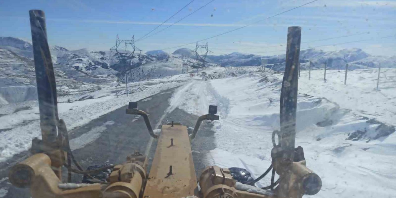 Okullar açılmadan Toros Dağları’nın karlı yolları açıldı