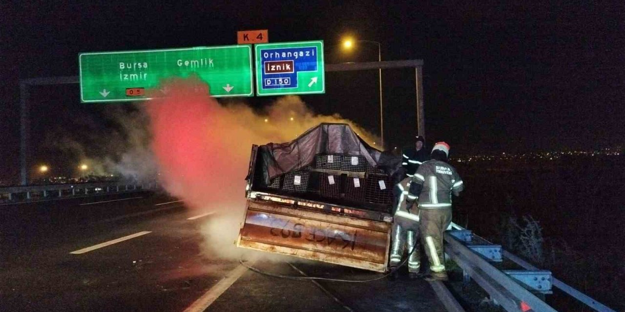 Seyir halindeki tırın dorsesi alev alev yandı