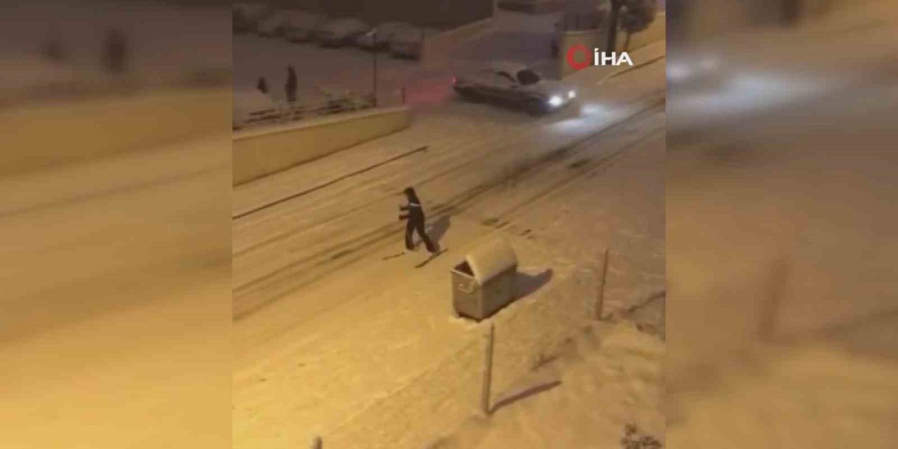 Ankara’da karla kaplı sokakta kayak keyfi kamerada