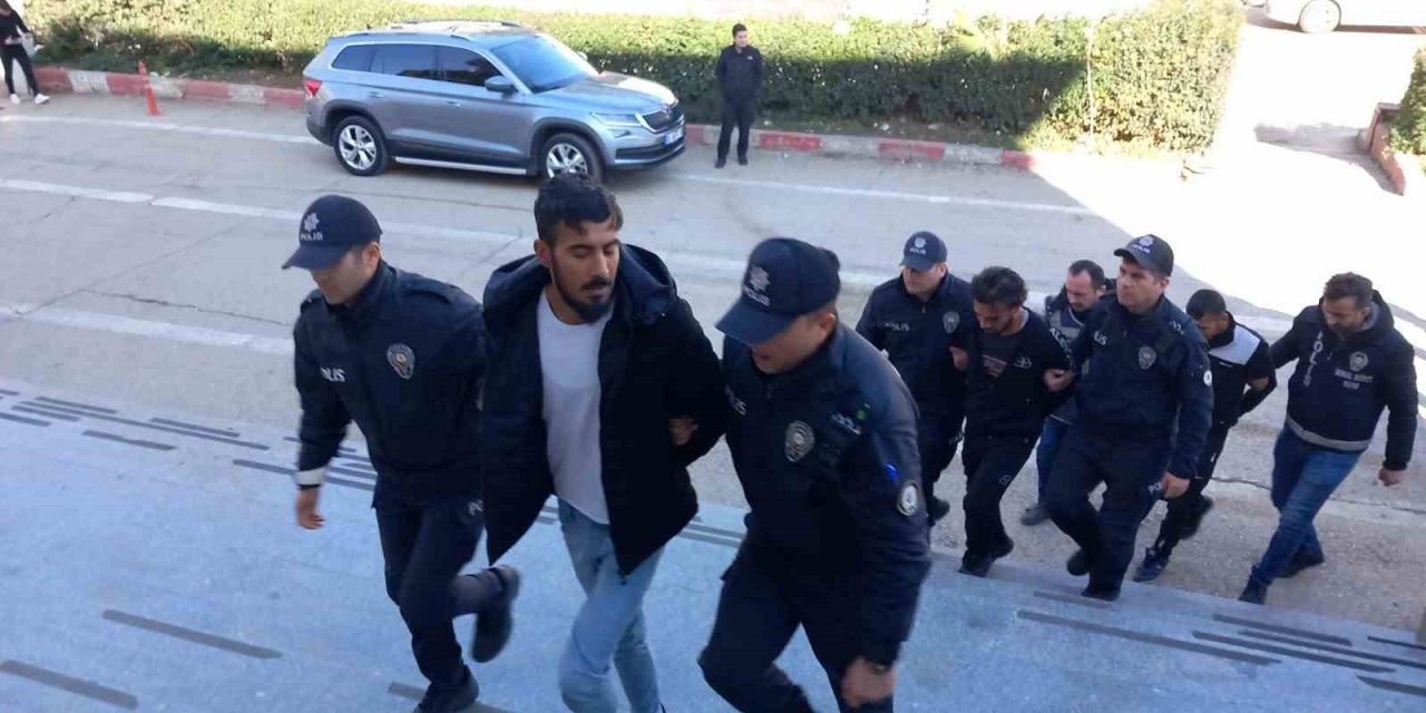 Pazarda kavga eden 6 Suriyeli sınır dışı edildi