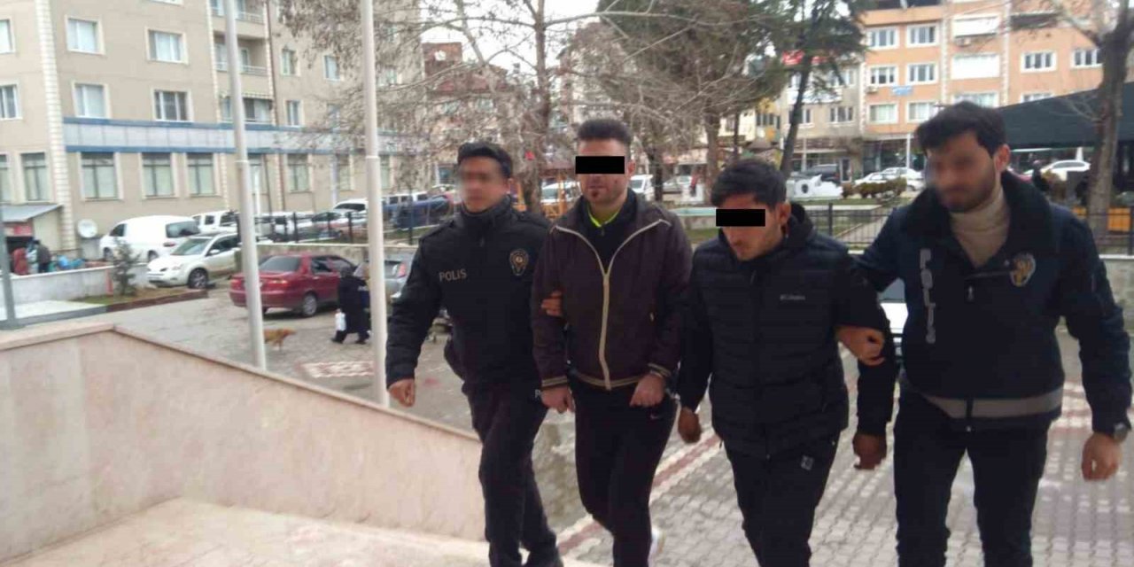 Çaldıkları araçla hırsızlık yaparken yakalandılar