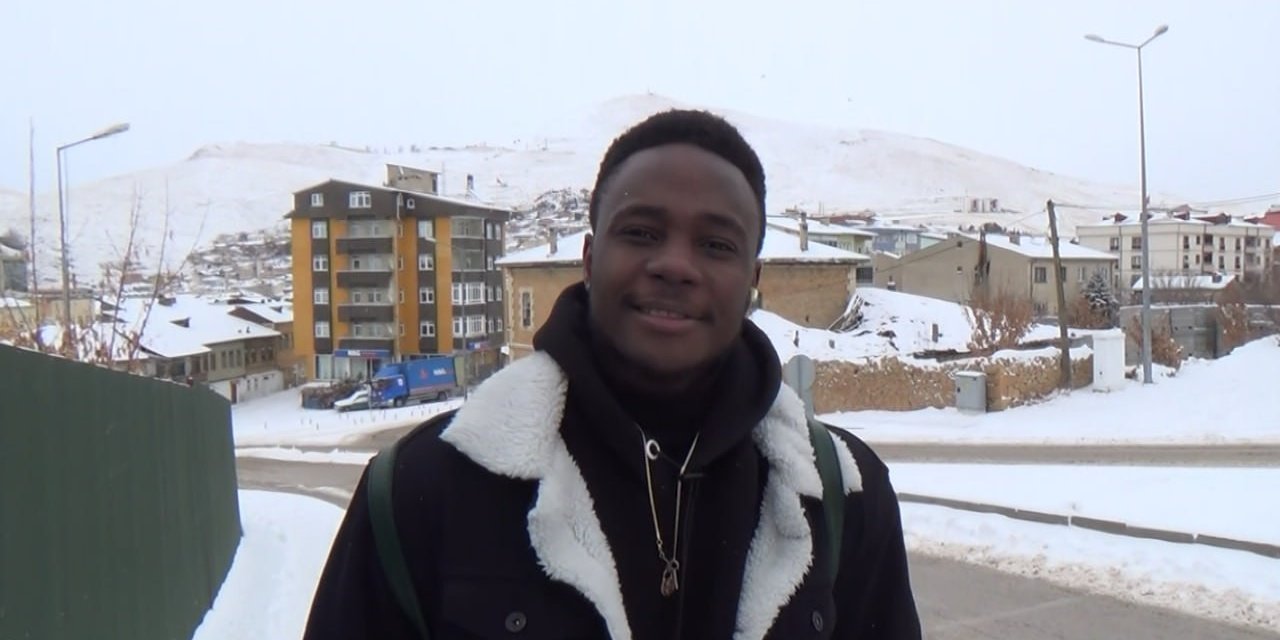 Ekvatorlu üniversite öğrencisi Bayburt soğuğu ve karlı havası karşısında şaşırdı