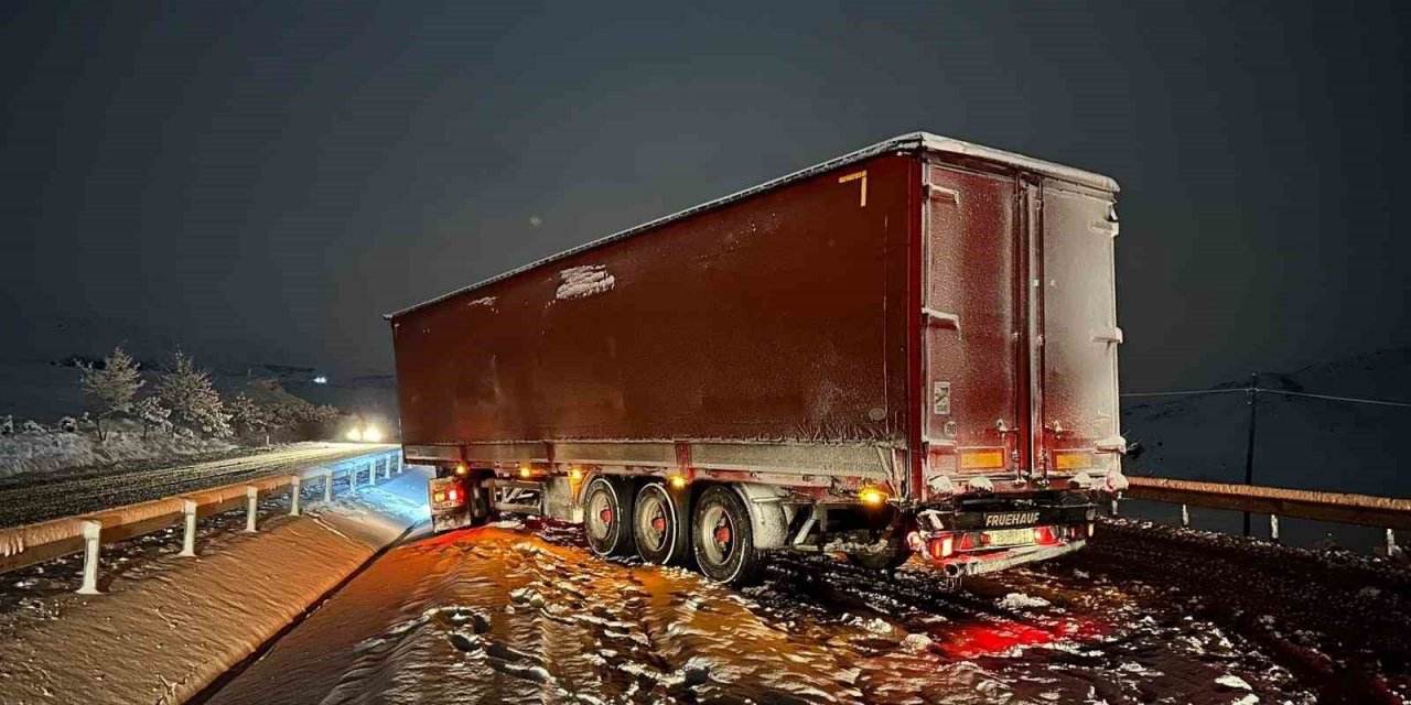Gece saatlerinde etkili olan kar yağışı trafikte olumsuzluklara neden oldu