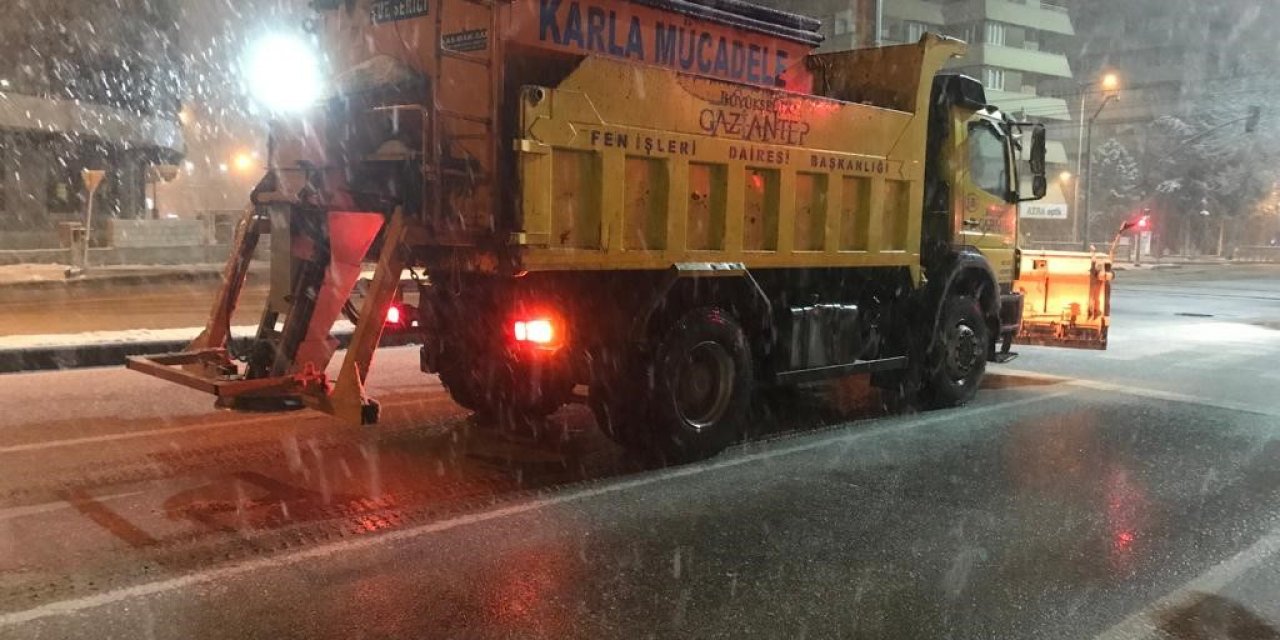 Büyükşehirde kar mesaisi