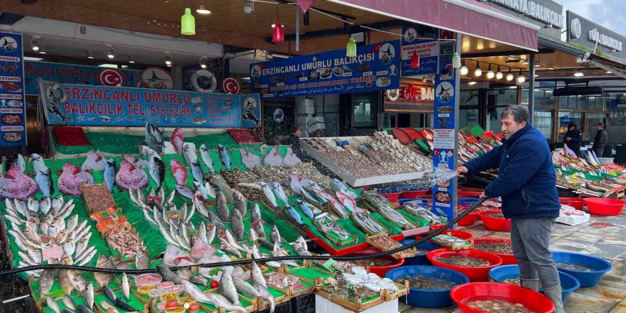 Balık tezgahlarında çeşit çok balık az