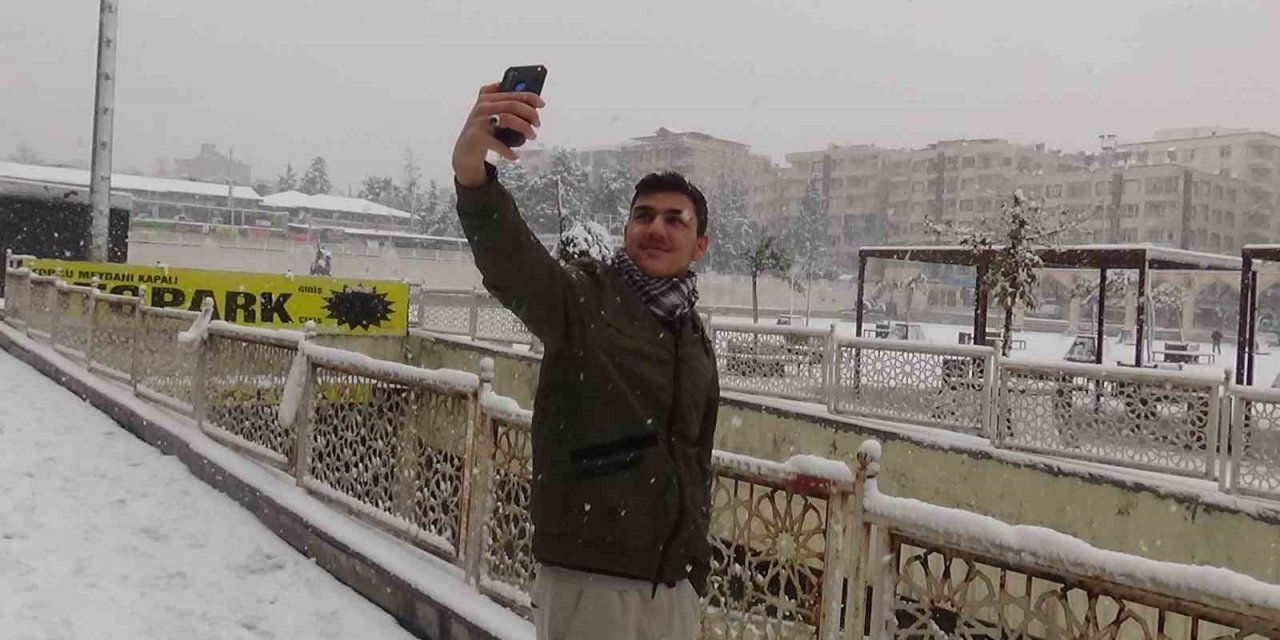 Şanlıurfa’da halaylı kar sevinci