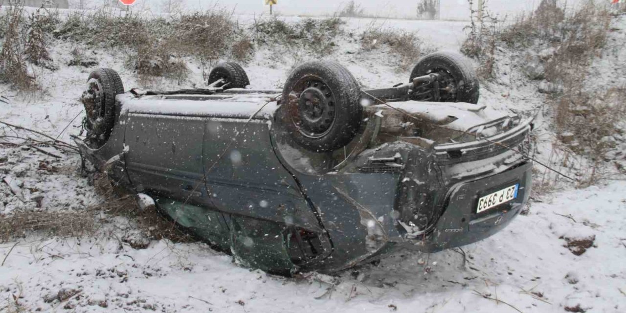 Elazığ’da şarampole yuvarlanan otomobil ters döndü: 4 yaralı
