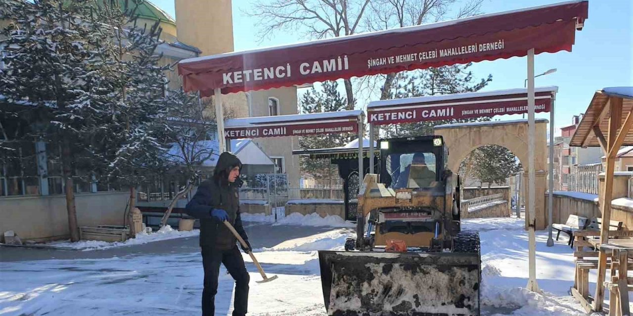 Bayburt Belediyesinin kar mesaisi aralıksız devam ediyor