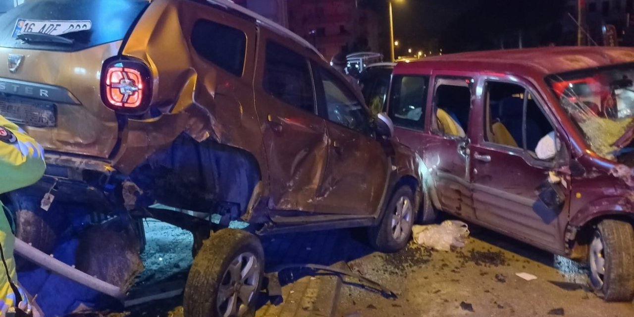 Direksiyon hakimiyetini kaybetti, 3 aracı hurdaya çıkardı