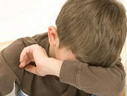 2 yaşındaki kızını satarken yakalandı