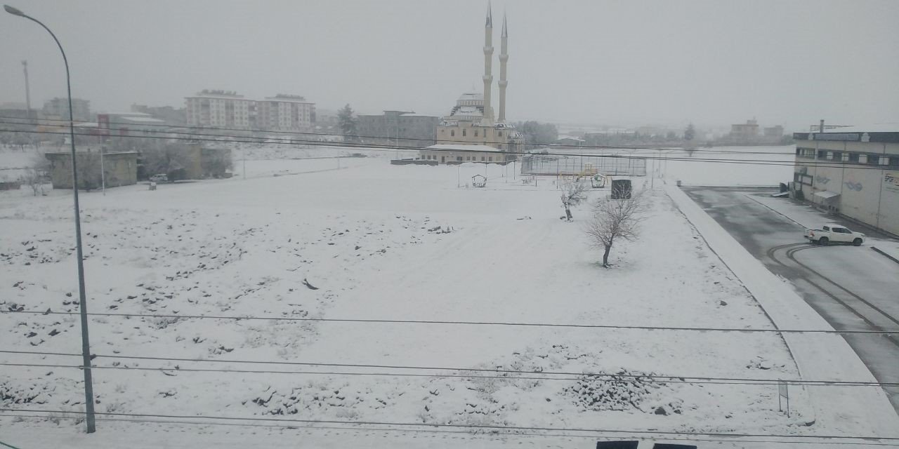 Yavuzeli’nde yılın ilk kar yağışı başladı