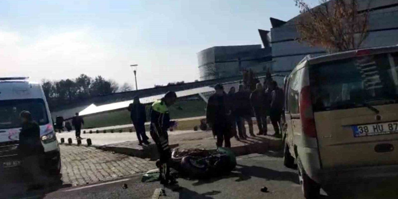 Hafif ticari araç ile çarpışan motosiklet sürücüsü hayatını kaybetti