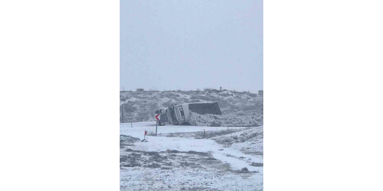 Karlı yolda devrilen tır, yolu trafiğe kapattı