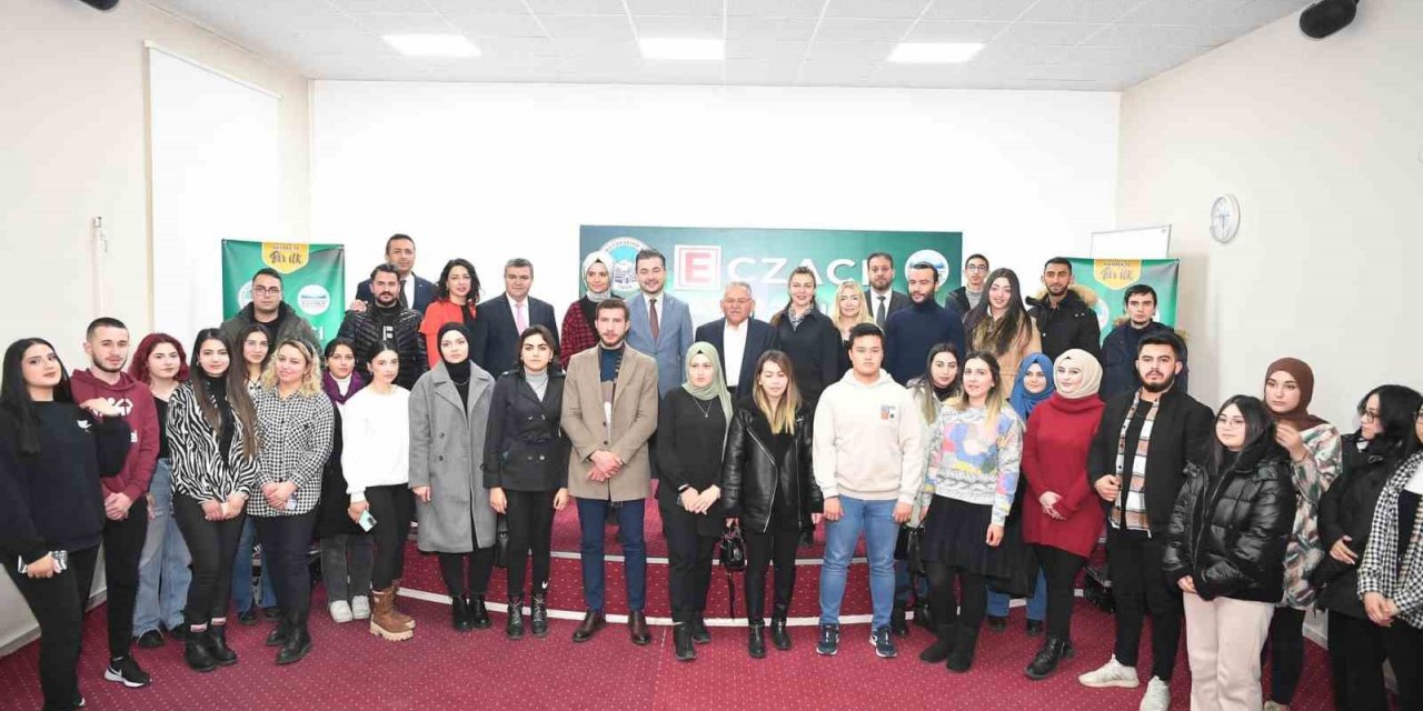 Türkiye’de İlk Olan Eczacı Asistanlığı Kursu’nda İlk Ders Zili Çaldı