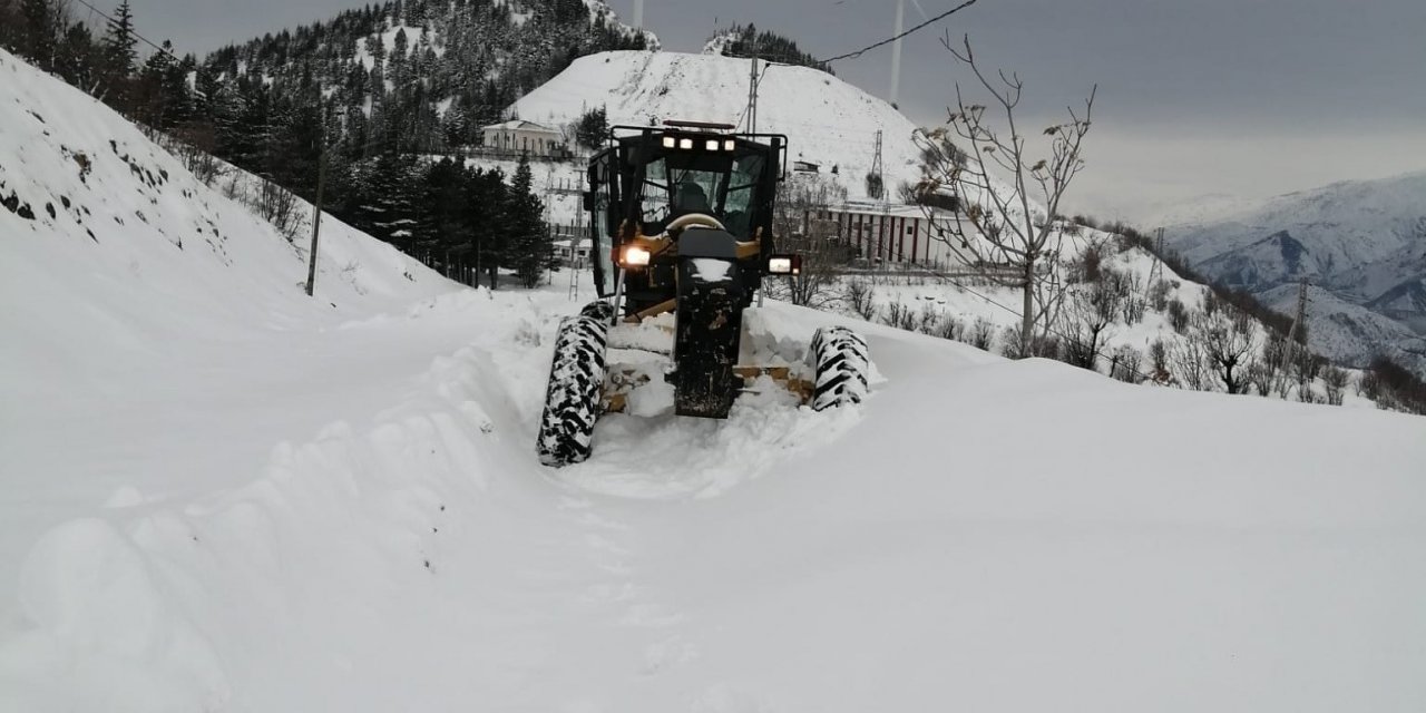 Kapanan köy yolları açılmaya çalışılıyor