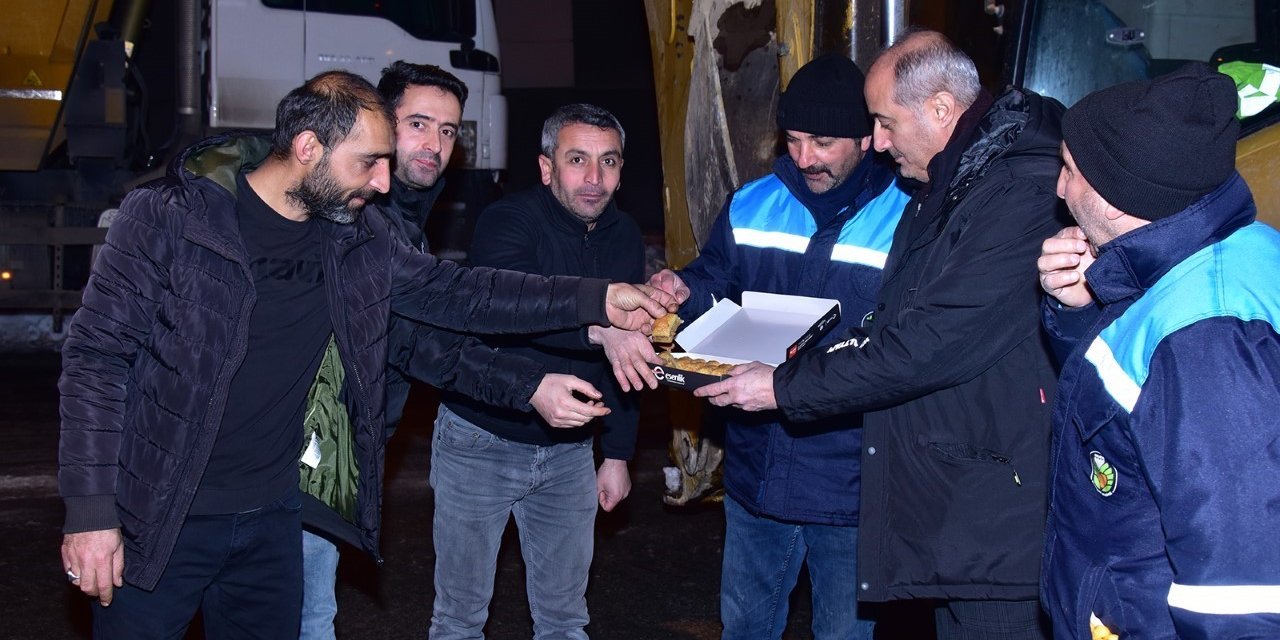 Kar çalışması yapan personele tatlı ikramı