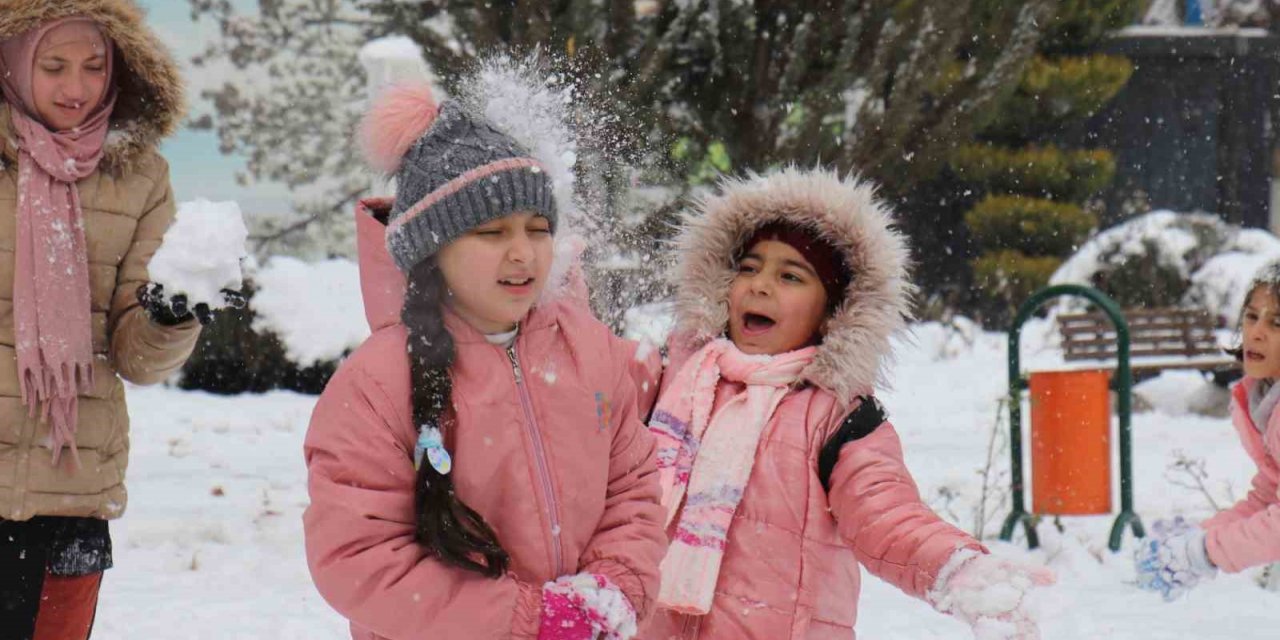 Malatya’da vatandaşın kar sevinci