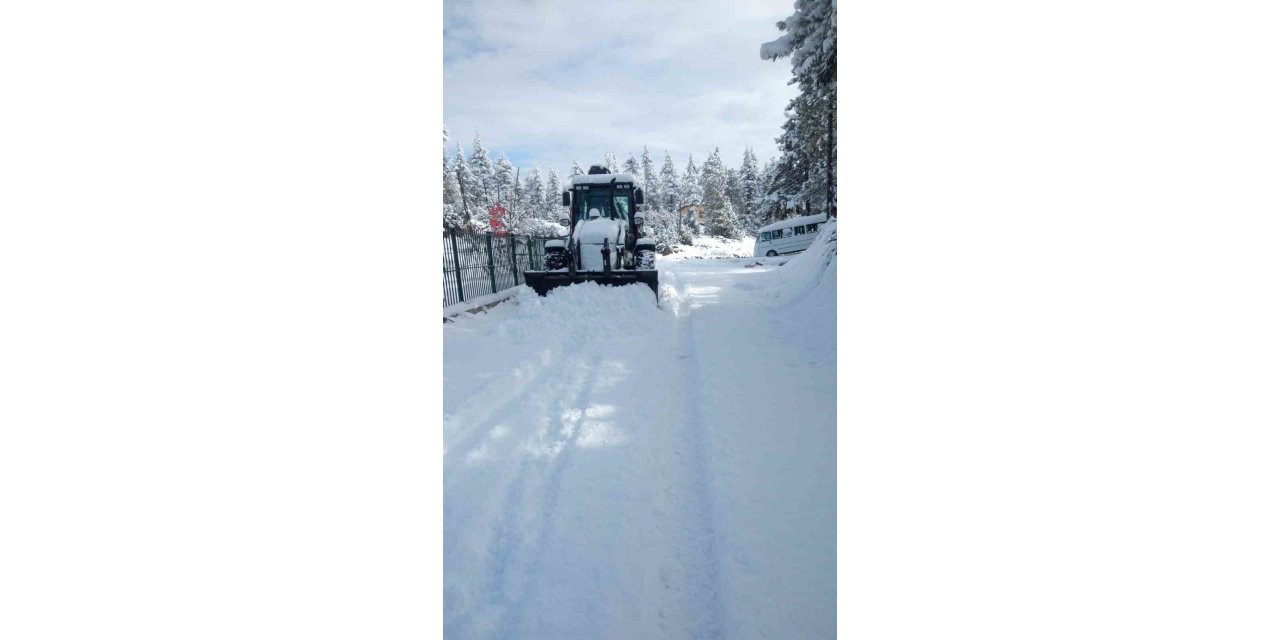 Torosların yüksek kesimlerinde karla kapanan yollar açılıyor