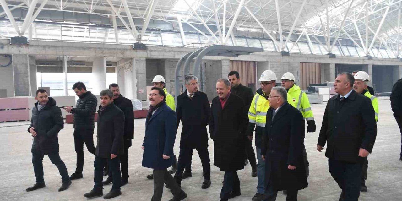 Kayseri protokolü Kayseri Havalimanı Yeni Terminal Binası Çalışmalarını Yerinde İnceledi